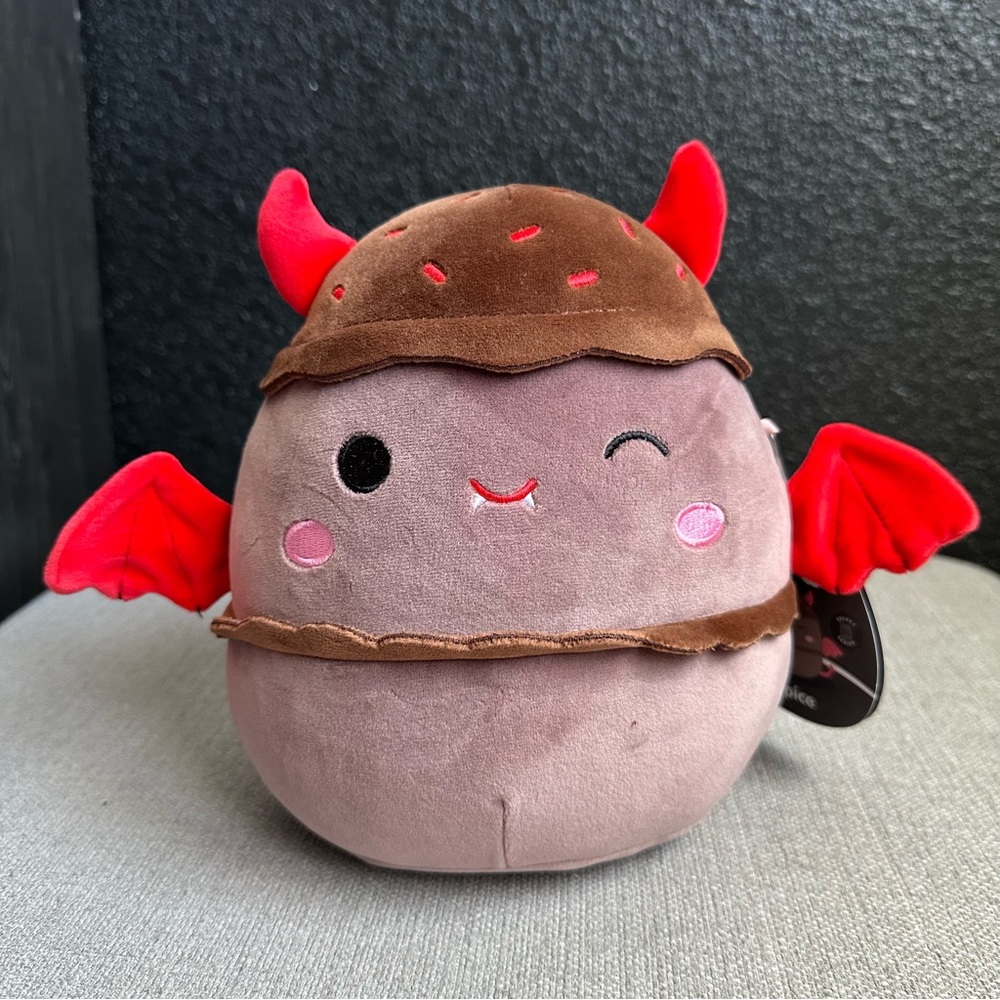 NWT 8” Spice the Devils Food Cake ♥️🧁🖤 Squishmallow- Select Series